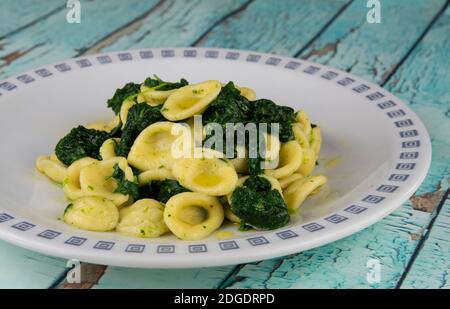 Frische Orecchiette mit Rübengemüse Stockfoto