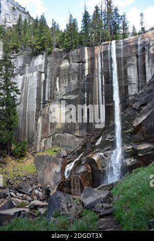 Vernal Falls entlang der John Muir und Mist Trails im Little Yosemite Valley. Ein kleines Wassertröpfel fließt im Herbst/Herbst über die Felswand. Stockfoto