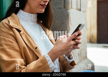 Nahaufnahme einer Frau, die im Freien eine Nachricht schreibt Stockfoto