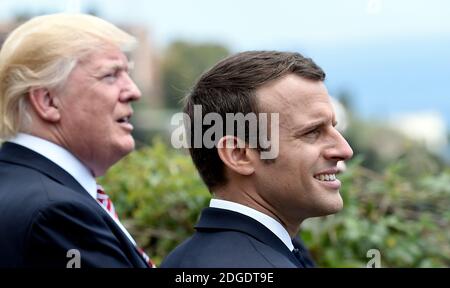 US-Präsident Donald Trump (L) und der französische Präsident Emmanuel Macron beobachten eine fliegende italienische Staffel beim Gipfel der Staats- und Regierungschefs der G7, der Gruppe der industrialisierten Volkswirtschaften, sowie der Europäischen Union am 26. Mai 2017 in Taormina, Sizilien.zu den Führern Großbritanniens, Kanadas, Frankreichs, Deutschlands, Japans, der USA und Italiens werden Vertreter der Europäischen Union und des Internationalen Währungsfonds (IWF) sowie Teams aus Äthiopien, Kenia, Niger, Nigeria und Tunesien während des Gipfeltreffens vom 26. Bis 27. Mai 2017 kommen. Foto von Stephane De Sakutin/ Pool /ab Stockfoto