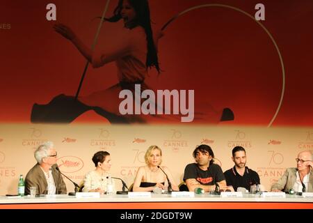 Robert Gray, Produzent Nurhan Sekerci-Porst, Schauspielerin Diane Kruger, Regisseur Fatih Akin, Schauspieler Denis Moschitto und Herman Weigel nehmen an der Pressekonferenz "in the Fade (aus dem nichts)" während der 70. Jährlichen Cannes Film Festival im Palais des Festivals am 26. Mai 2017 in Cannes, Frankreich Teil. Foto von David Boyer/ABACAPRESS.COM Stockfoto