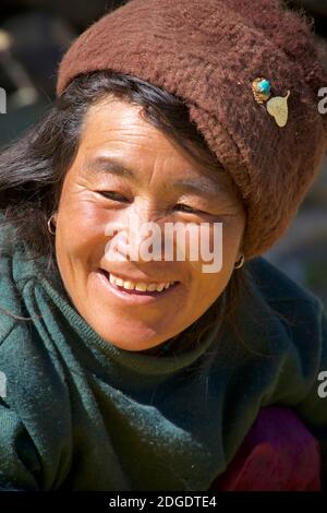 Porträt einer lächelnden Zanskari Frau in einem Wollmütze. Auf der Zanskar Valley Road von Padum nach Zangla. Ladakh, Jammu und Kaschmir, nördliche Ind Stockfoto