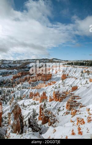 Schöner bryce Canyon Nationalpark bedeckt mit Neuschnee, utah Stockfoto