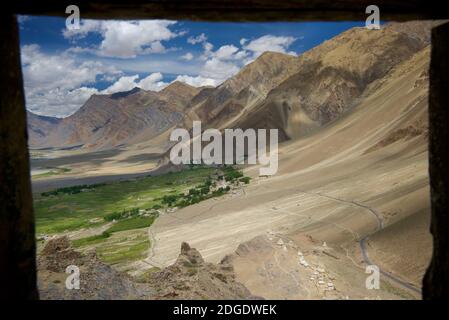 Blick durch ein Fenster über das Zanskar-Tal und den Fluss unten vom Zangla Palast, TSA-zar, Zanskar, Kargil Bezirk, Ladakh, Indien. Die ungarische s Stockfoto