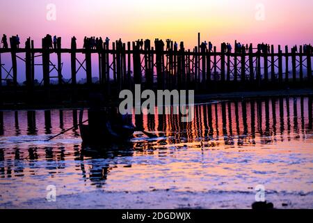 U Bein Brücke am Taungmyo See bei Amarapura in Myanmar Stockfoto