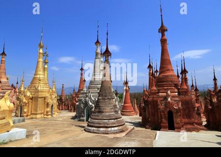 Einige der 1054 Pagoden des Indein Pagodenwaldes Am Inle Lake in Myanmar Stockfoto