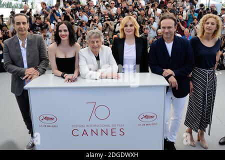 Olivier Assayas, Schriftsteller Delphine de Vigan, Schauspieler Vincent Perez, Schauspielerin Emmanuelle Seigner, Regisseur Roman Polanski, Schauspielerin Eva Green und Komponist Alexandre Desplat beim D'Apres Une Histoire Vraie Fotocall im Rahmen der 70. Filmfestspiele von Cannes am 27. Mai 2017 in Cannes, Frankreich. Foto von Aurore Marechal/ABACAPRESS.COM Stockfoto