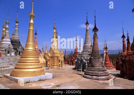 Einige der 1054 Pagoden des Indein Pagodenwaldes Am Inle Lake in Myanmar Stockfoto