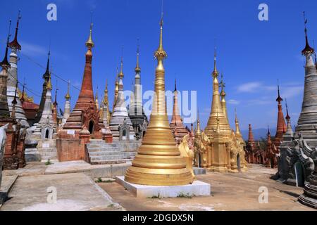 Einige der 1054 Pagoden des Indein Pagodenwaldes Am Inle Lake in Myanmar Stockfoto