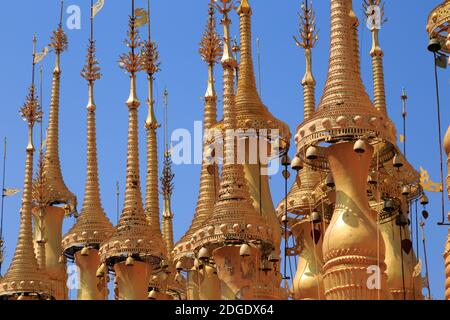 Einige der 1054 Pagoden des Indein Pagodenwaldes Am Inle Lake in Myanmar Stockfoto