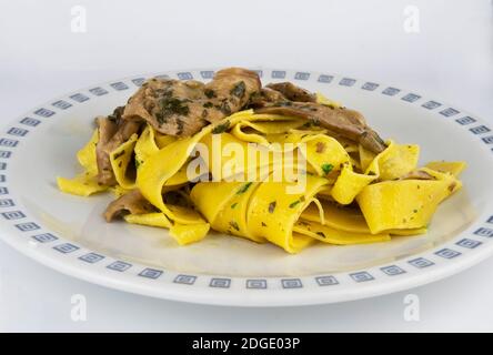 Pappardelle mit Steinpilzen Stockfoto