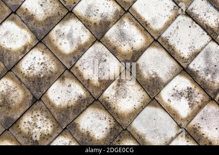 Zement grau alten Dach verwitterte Oberfläche mit Schimmel bedeckt Dachmosaik im Hintergrund Stockfoto