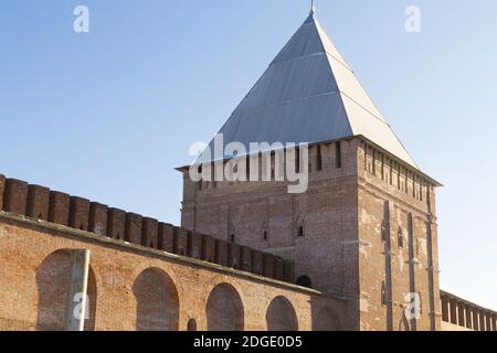 Backstein alten Turm mit einem spitzen Dach Teil der Mauer des Kremls schützenden Strukturen, eine alte Stockfoto