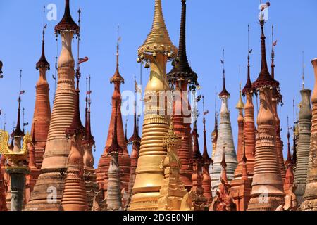 Einige der 1054 Pagoden des Indein Pagodenwaldes Am Inle Lake in Myanmar Stockfoto