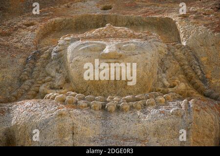 Rock geschnitzten riesigen 8. Jahrhundert Statue von Maitreya Buddha in Mulbekh Kloster, Kargil, Ladakh, Jammu und Kaschmir, Indien Stockfoto