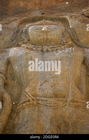 Rock geschnitzten riesigen 8. Jahrhundert Statue von Maitreya Buddha in Mulbekh Kloster, Kargil, Ladakh, Jammu und Kaschmir, Indien Stockfoto