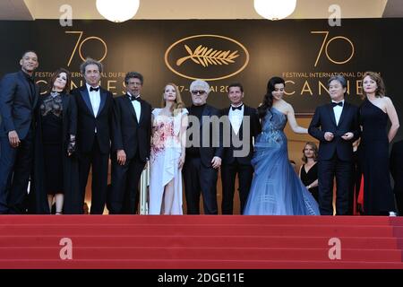 Die Jurymitglieder werden Smith, Agnes Jaoui, Paolo Sorrentino, Gabriel Yared, Jessica Chastain, Präsident der Jury Pedro Almodovar, die Jurymitglieder Fan Bingbing, Park Chan-wook und Maren Ade bei der Abschlussfeier im Rahmen der 70. Filmfestspiele von Cannes am 28. Mai 2017 in Cannes, Frankreich, teilnehmen. Foto von Aurore Marechal/ABACAPRESS.COM Stockfoto