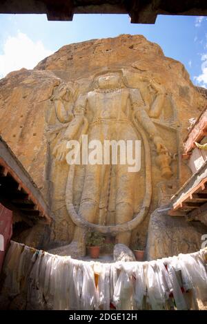 Rock geschnitzten riesigen 8. Jahrhundert Statue von Maitreya Buddha in Mulbekh Kloster, Kargil, Ladakh, Jammu und Kaschmir, Indien Stockfoto