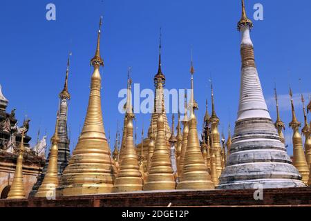 Einige der 1054 Pagoden des Indein Pagodenwaldes Am Inle Lake in Myanmar Stockfoto