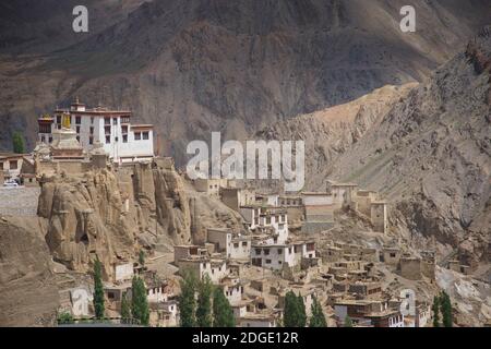 Lamayuru Kloster auf einem Hügel mit Blick auf Lamayouro Stadt, Leh District, Ladakh, Jammu und Kaschmir, Nordindien Stockfoto