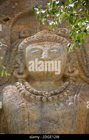 Rock geschnitzten riesigen 8. Jahrhundert Statue von Maitreya Buddha in Mulbekh Kloster, Kargil, Ladakh, Jammu und Kaschmir, Indien Stockfoto