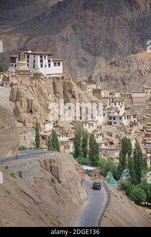 Lamayuru Kloster auf einem Hügel mit Blick auf Lamayouro Stadt, Leh District, Ladakh, Jammu und Kaschmir, Nordindien Stockfoto