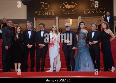 Die Jurymitglieder werden Smith, Agnes Jaoui, Paolo Sorrentino, Gabriel Yared, Jessica Chastain, Präsident der Jury Pedro Almodovar, die Jurymitglieder Fan Bingbing, Park Chan-wook und Maren Ade bei der Abschlussfeier im Rahmen der 70. Filmfestspiele von Cannes am 28. Mai 2017 in Cannes, Frankreich, teilnehmen. Foto von Aurore Marechal/ABACAPRESS.COM Stockfoto