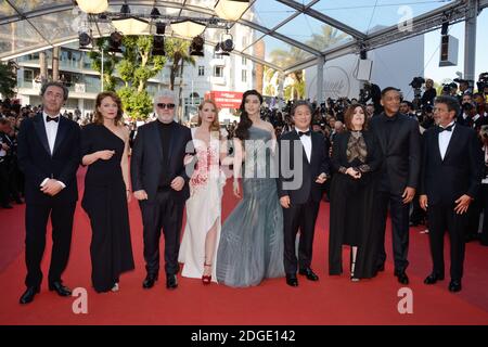 Die Jurymitglieder werden Smith, Agnes Jaoui, Paolo Sorrentino, Gabriel Yared, Jessica Chastain, Präsident der Jury Pedro Almodovar, die Jurymitglieder Fan Bingbing, Park Chan-wook und Maren Ade bei der Abschlussfeier im Rahmen der 70. Filmfestspiele von Cannes am 28. Mai 2017 in Cannes, Frankreich, teilnehmen. Foto von Aurore Marechal/ABACAPRESS.COM Stockfoto