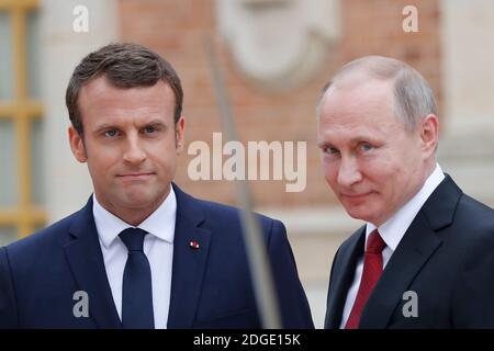 Der französische Präsident Emmanuel Macron empfängt den russischen Präsidenten Wladimir Putin am 29. Mai 2017 im Schloss von Versailles in Versailles. Foto von Henri Szwarc/ABACAPRESS.COM Stockfoto