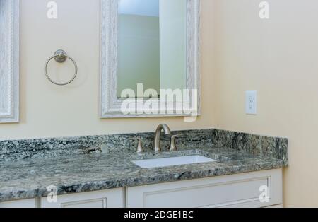 Elegantes Designer-Waschbecken im Badezimmer in der Theke Wasserhahn Luxus Zuhause Stockfoto