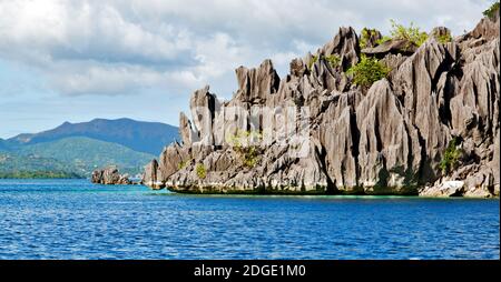 Von einem Boot in schönen Panorama Küste Meer und Felsen Stockfoto