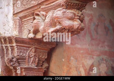 Kunstvolle historische hölzerne buddhistische Schnitzereien auf den alten Eingängen bei Alchi Gompa, einem buddhistischen Kloster, bekannt mehr als ein klösterlicher Komplex von Tempeln in Alchi Dorf, Leh Bezirk, Ladakh, Jammu & Kashmir, Nordindien. Stockfoto