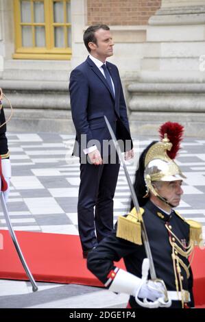 Der französische Präsident Emmanuel Macron erwartet seinen russischen Amtskollegen am 29. Mai 2017 im Schloss Versailles, in der Nähe von Paris, Frankreich, vor ihrem Treffen. Der französische Präsident Emmanuel Macron empfängt den russischen Amtskollegen Wladimir Putin bei seinem ersten Treffen seit seinem Amtsantritt, wobei die Differenzen in der Ukraine und in Syrien deutlich sichtbar sind. Foto von Alain Apaydin/ABACAPRESS.COM Stockfoto