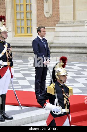 Der französische Präsident Emmanuel Macron erwartet seinen russischen Amtskollegen am 29. Mai 2017 im Schloss Versailles, in der Nähe von Paris, Frankreich, vor ihrem Treffen. Der französische Präsident Emmanuel Macron empfängt den russischen Amtskollegen Wladimir Putin bei seinem ersten Treffen seit seinem Amtsantritt, wobei die Differenzen in der Ukraine und in Syrien deutlich sichtbar sind. Foto von Alain Apaydin/ABACAPRESS.COM Stockfoto