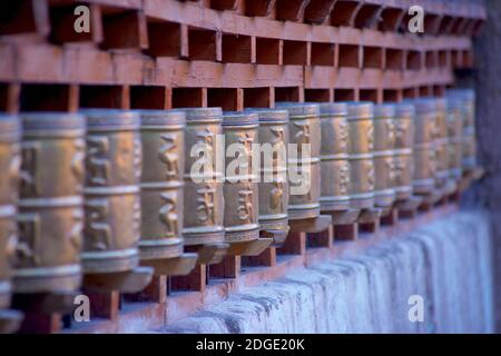 Kunstvolle historische buddhistische Prayerwheels, Alchi Dorf, Leh Bezirk, Ladakh, Jammu & Kashmir, Nordindien. Stockfoto