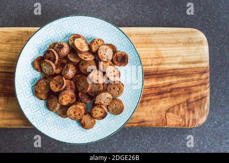 Gesunde pflanzliche Rezeptur Konzept, vegane Wurst in Salami-Scheiben geschnitten und Pfanne gebraten mit gerissenem Pfeffer auf der Oberseite Stockfoto