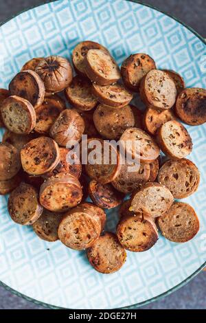 Gesunde pflanzliche Rezeptur Konzept, vegane Wurst in Salami-Scheiben geschnitten und Pfanne gebraten mit gerissenem Pfeffer auf der Oberseite Stockfoto