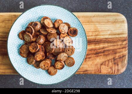 Gesunde pflanzliche Rezeptur Konzept, vegane Wurst in Salami-Scheiben geschnitten und Pfanne gebraten mit gerissenem Pfeffer auf der Oberseite Stockfoto