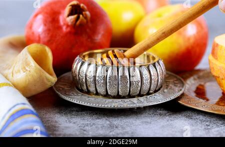 Apfel und Honig, koscher traditionelle Lebensmittel des jüdischen Neujahrs Rosch Hashana Talit und Shofar Stockfoto