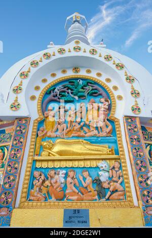 Detail der Stuckverzierung von Shanti Stupa. Erbaut 1991 von japanischen buddhistischen Bhikshu, Gyomyo Nakamura & Teil der Peace Pagoda Mission. Die Shanti Stupa hält die Reliquien des Buddha an seiner Basis, die vom 14. Dalai Lama Ladakh, Jammu und Kaschmir, Indien, aufbewahrt werden. Fassade mit dem Titel MAHAPARI NIRVANA Stockfoto