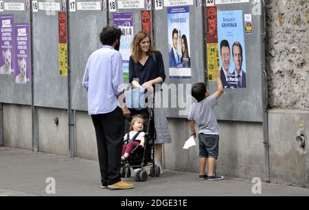 Plakate zur Parlamentswahl sind in Paris, Frankreich, am 30. Mai 2017 zu sehen. Foto von Alain Apaydin/ABACAPRESS.COM Stockfoto