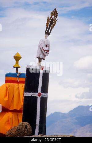 Tibetisch-buddhistisches Gebetrad auf dem Dach des Klosters Diskit. Auch bekannt als Deskit Gompa oder Diskit Gompa. Das Kloster ist das älteste und größte buddhistische m Stockfoto