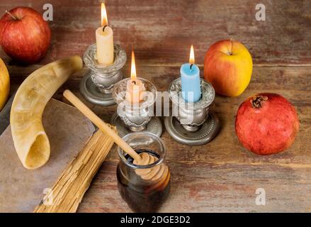 Shofar und Tallit mit Glas Honigglas und frischen reifen Äpfeln. Jüdische Neujahr Symbole. Rosh hashanah Stockfoto