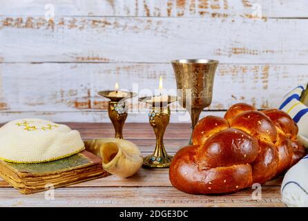 Shabbat Challah Brot, shabbat Wein und Kerzen auf dem Tisch Stockfoto