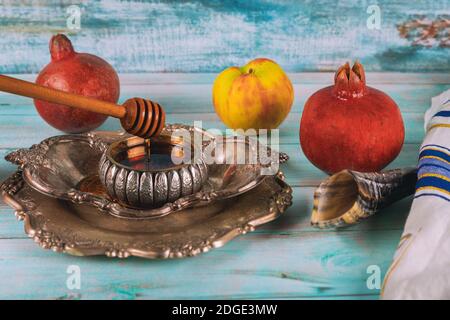 Shofar und Tallit mit Glas Honigglas und frischen reifen Äpfeln. Jewesh Neujahr Symbole. Rosh hashanah Stockfoto