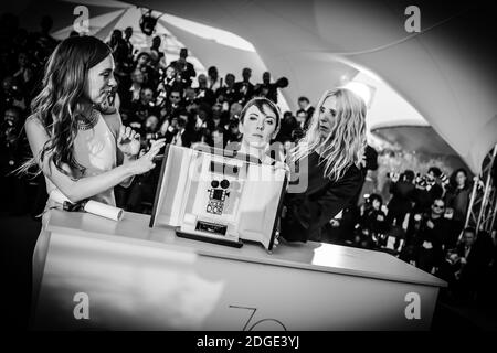 Regisseur Leonor Serraille (Centre) Gewinner der Camera d'Or für den besten ersten Film aus allen Sektionen des gesamten Festivals für "Jeune femme" (Montparnasse-Bienvenüe) posiert mit Präsidentin der Camera d'Or Jury Sandrine Kiberlain und Schauspielerin Laetitia Dosch bei der Teilnahme an der Palme D'Or-Gewinnerfotokall während des 70. Cannes Film Festival im Palais des Festivals am 28. Mai 2017 in Cannes, Frankreich. Foto von David Boyer/ABACAPRESS.COM Stockfoto