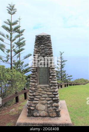 Norfolk Island, External Territory of Australia, Captain James Cook Stone Monument und endemische Norfolk Island Pine Trees (Araucaria Heterophylla) Stockfoto