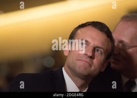 Der französische Präsident Emmanuel Macron telefoniert am 2. Juni 2017 mit dem französischen Astronauten Thomas Pesquet im CNES-Hauptquartier in Paris, um eine Live-Übertragung der Landung von Pesquet und dem russischen Kosmonauten Oleg Novitskiy in Kasachstan zu sehen. Ende ihrer 196-tägigen Marathon-Mission zur Internationalen Raumstation. Am 2. Juni 2017 landete eine Sojus MS-03 Raumsonde mit Pesquet und Nowizki auf der kasachischen Steppe. Foto von Eliot Blondt/ABACAPRESS.COM Stockfoto