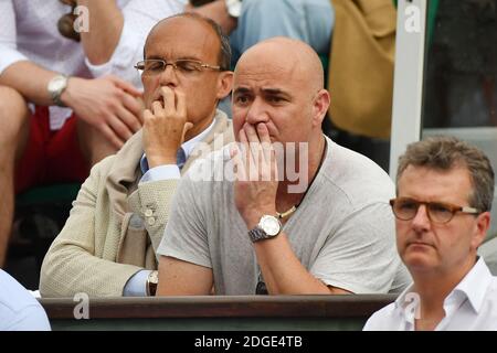 Trainer von Novak Djokovic, Andre Agassi wacht während der Herren Einzel dritten Runde Spiel zwischen Novak Djokovic aus Serbien und Diego Schwartzman aus Argentinien am Tag sechs der 2017 French Open bei Roland Garros am 2. Juni 2017 in Paris, Frankreich. Foto von Laurent Zabulon/ABACAPRESS.COM Stockfoto