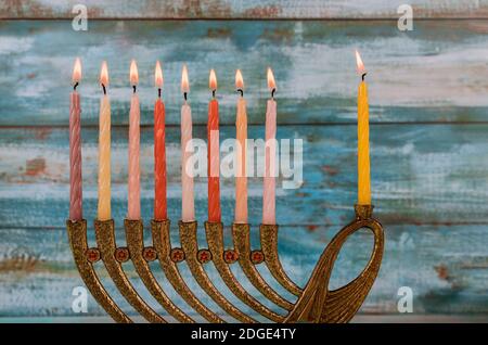 Menorah mit bunten Kerzen für Chanukka auf Licht, Nahaufnahme Stockfoto